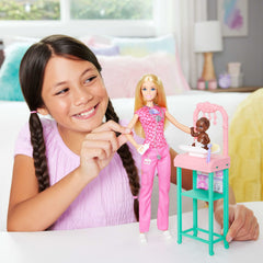 Poupée Barbie Pédiatre Avec Poupée Mode Blonde, 1Poupée Bébé, Meubles et Accessoires