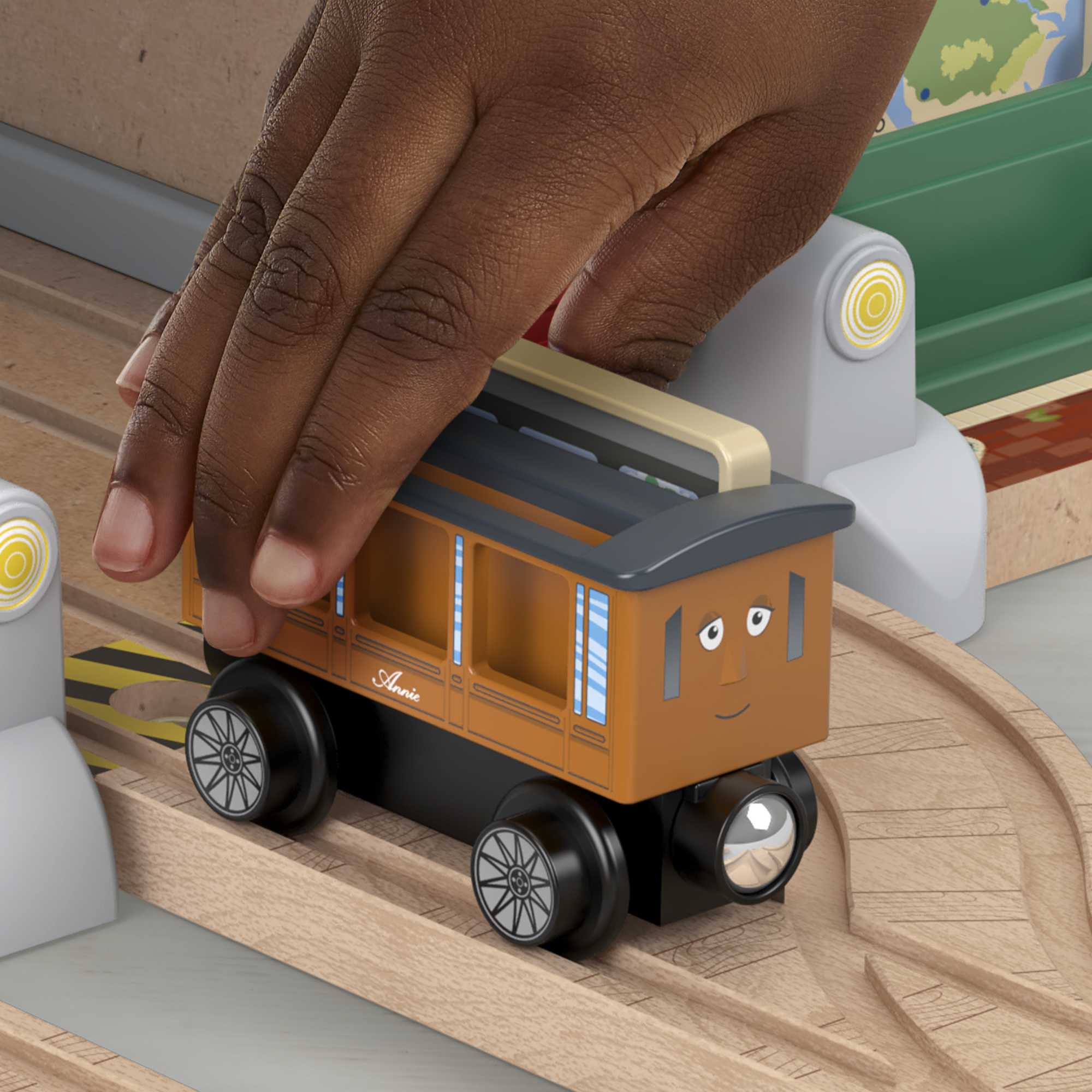 Fisher-Price Thomas et ses Amis Piste en Bois Coffret de Jeu Ramassage de Passagers à La Gare des Quatre Vents
